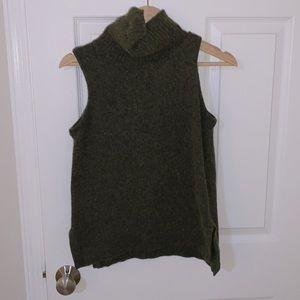 Sleeveless turtleneck
